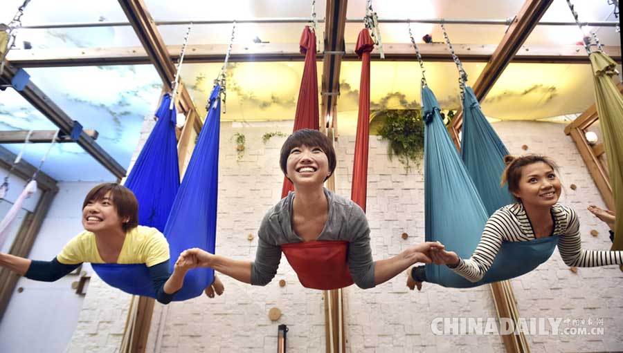 日本流行空中瑜伽 练习者借助吊床如蝙蝠倒挂