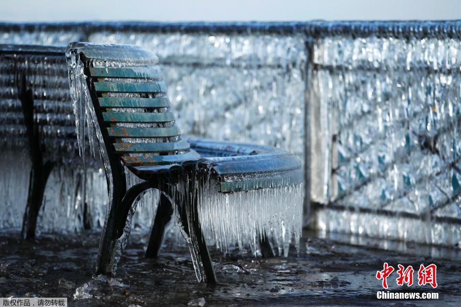 瑞士遭低温袭击 岸边长凳挂冰柱