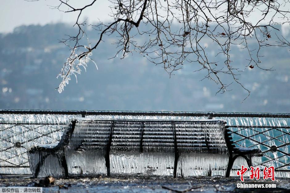 瑞士遭低温袭击 岸边长凳挂冰柱