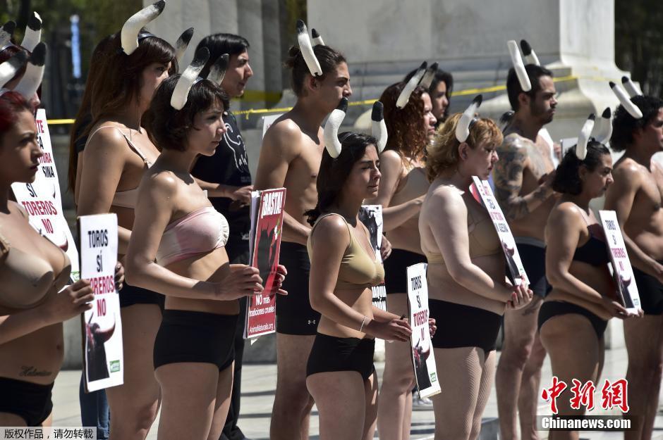 墨西哥动物保护者穿内衣抗议斗牛活动