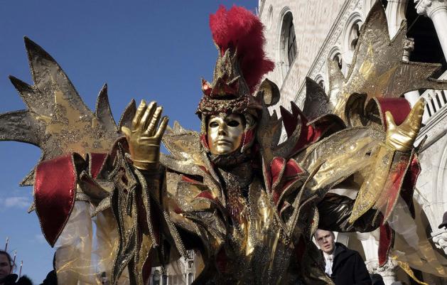 威尼斯狂欢节盛大开幕 美轮美奂面具服饰大比拼