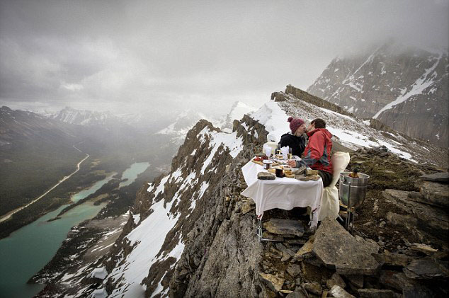 加拿大男子山顶浪漫晚餐成功求婚