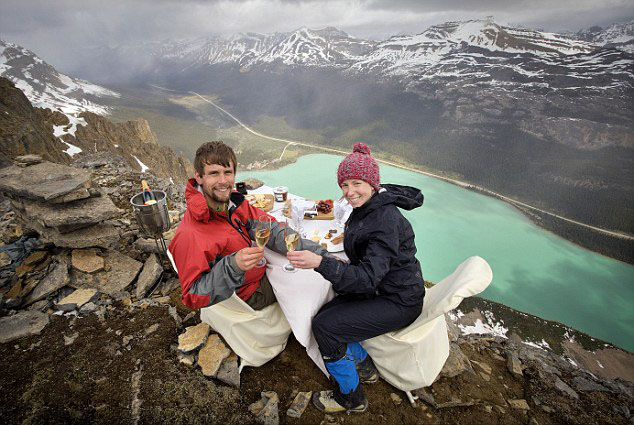 加拿大男子山顶浪漫晚餐成功求婚
