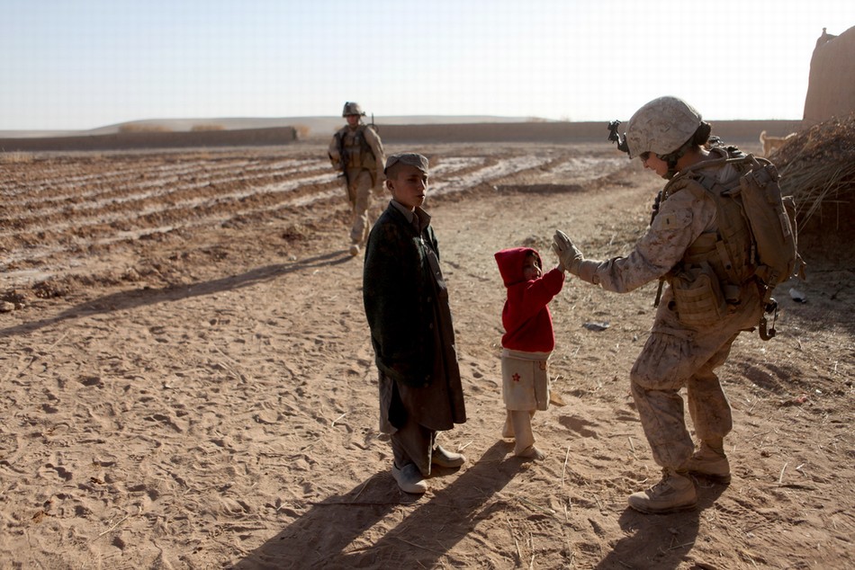 美国大兵与战区儿童温馨互动