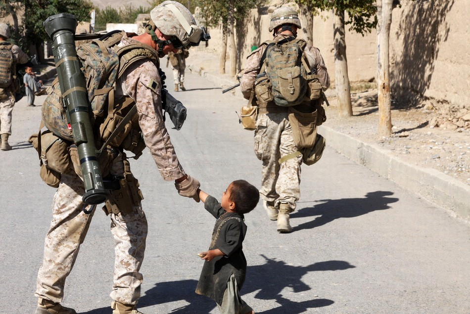 美国大兵与战区儿童温馨互动