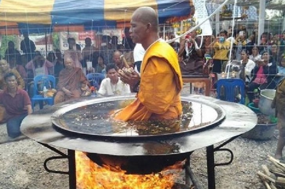 泰国僧侣油锅中打坐被批抹黑佛教(组图)