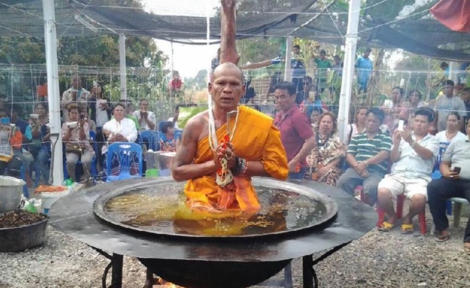 泰国僧侣油锅中打坐被批抹黑佛教(组图)