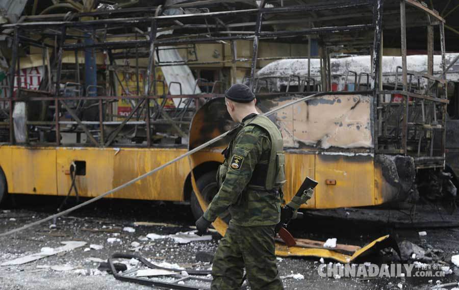 乌克兰顿涅茨克公交站遭炮击 至少1人死2人伤