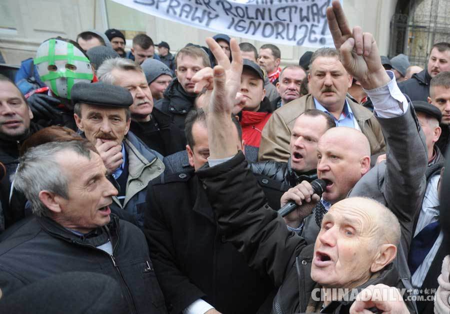 波兰农民开拖拉机浩浩荡荡上街示威 要求政府赔偿损失