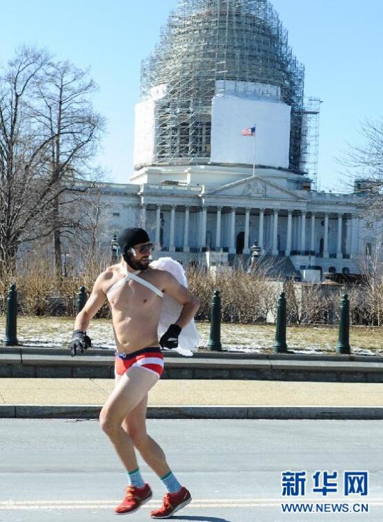 华盛顿举行趣味慈善跑活动 民众半裸参加