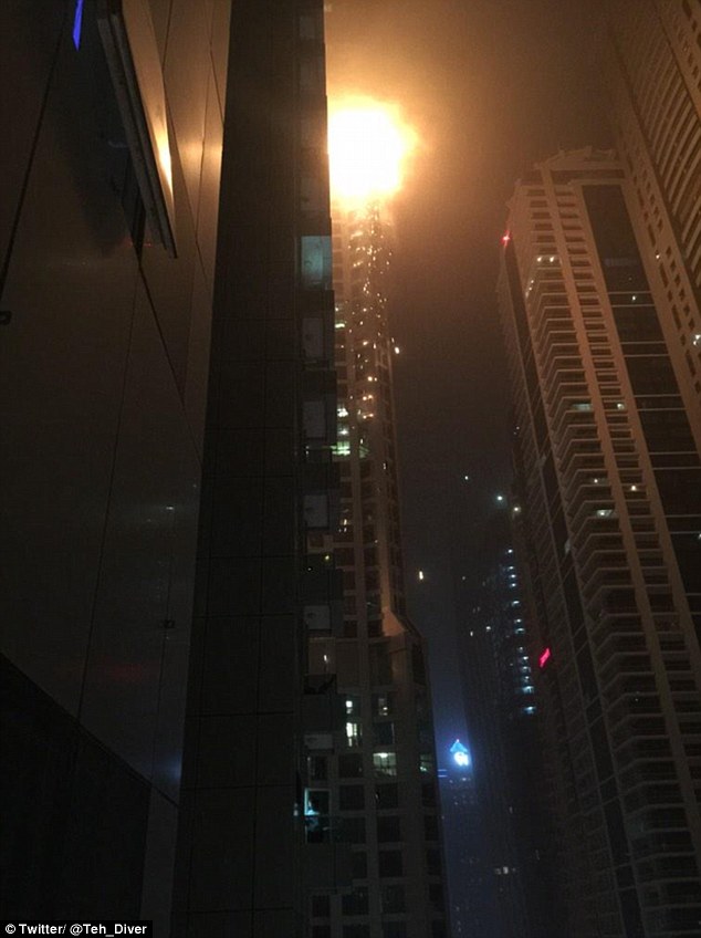 迪拜336米“火炬”公寓楼发生火灾 数千人撤离