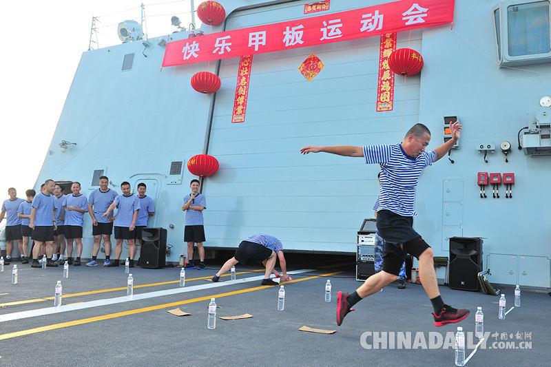 海军十九批护航编队举行甲板运动会 欢声笑语过春节
