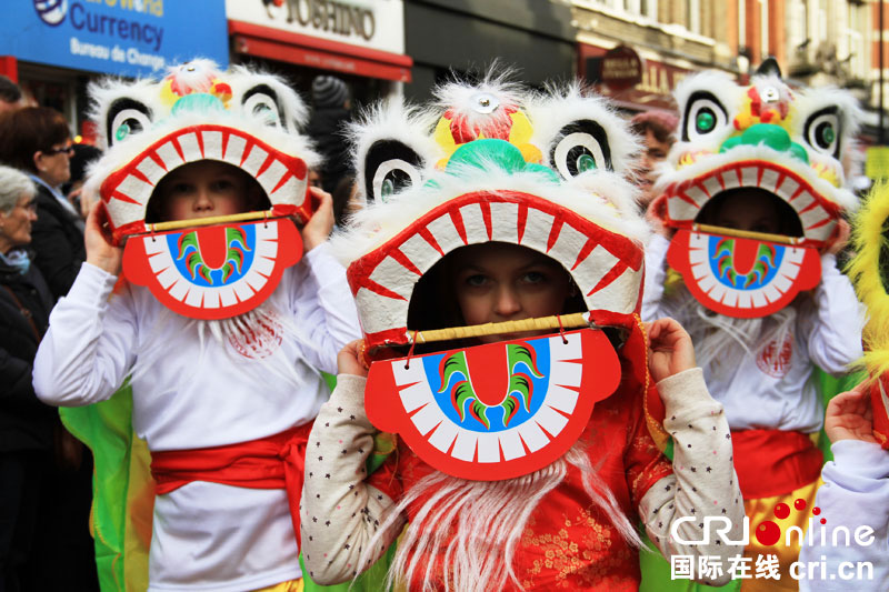 狮舞新春龙腾祥 伦敦华埠盛大庆典喜迎羊年
