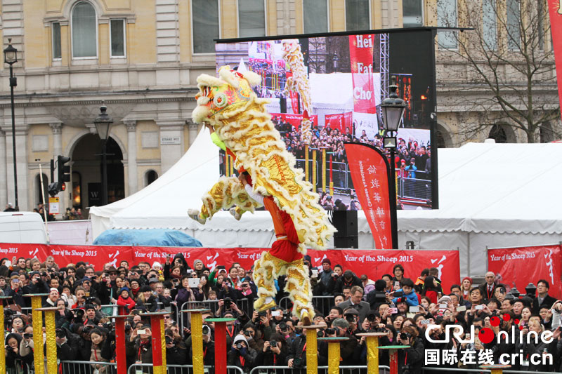 狮舞新春龙腾祥 伦敦华埠盛大庆典喜迎羊年
