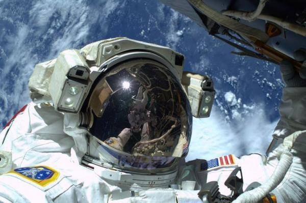 宇航员太空行走以地球为背景自拍走红(图)