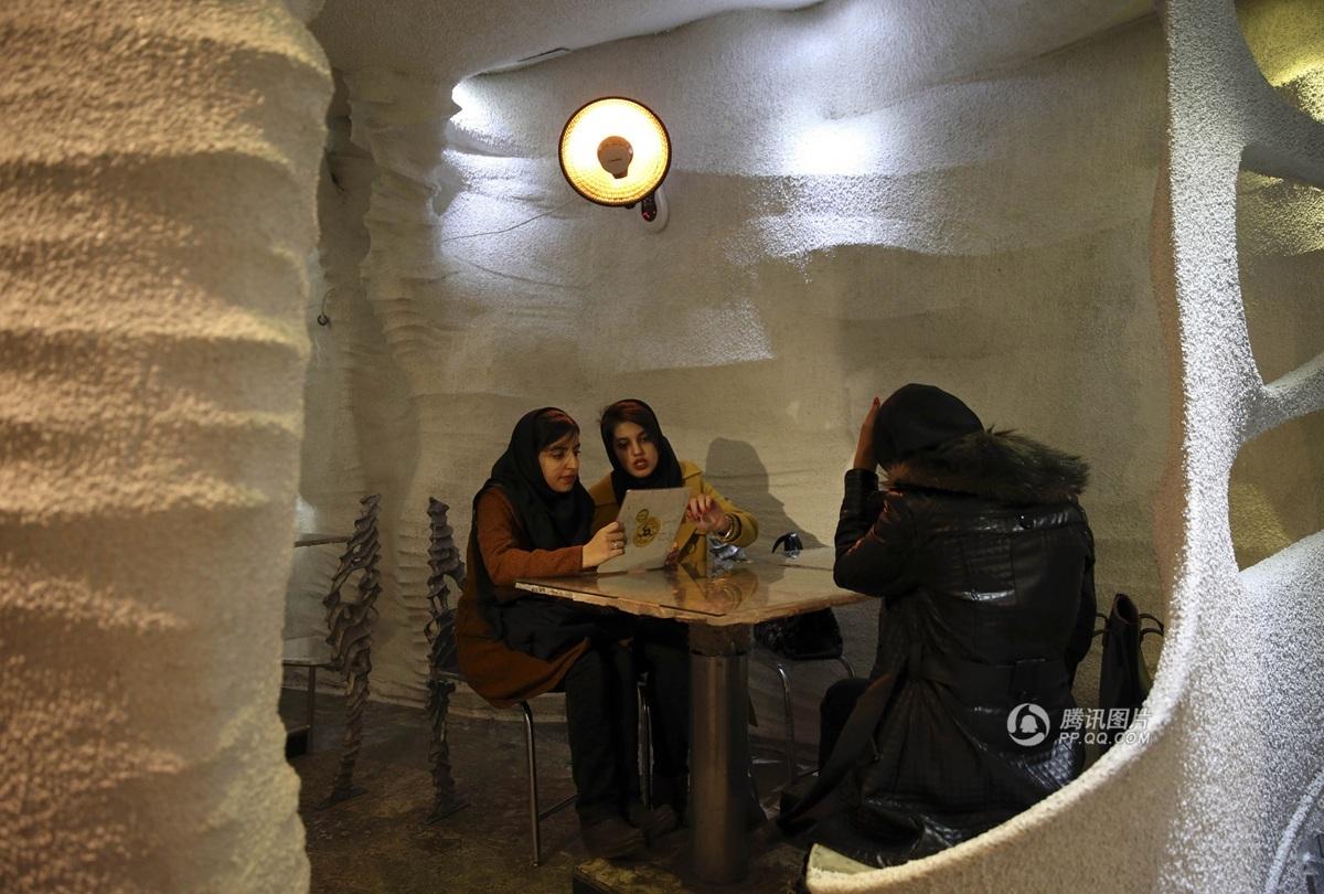 伊朗特色“盐餐厅” 墙壁桌子都是咸的