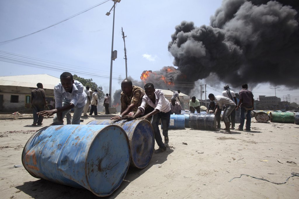 索马里加油站发生巨大爆炸 民众惊慌逃离