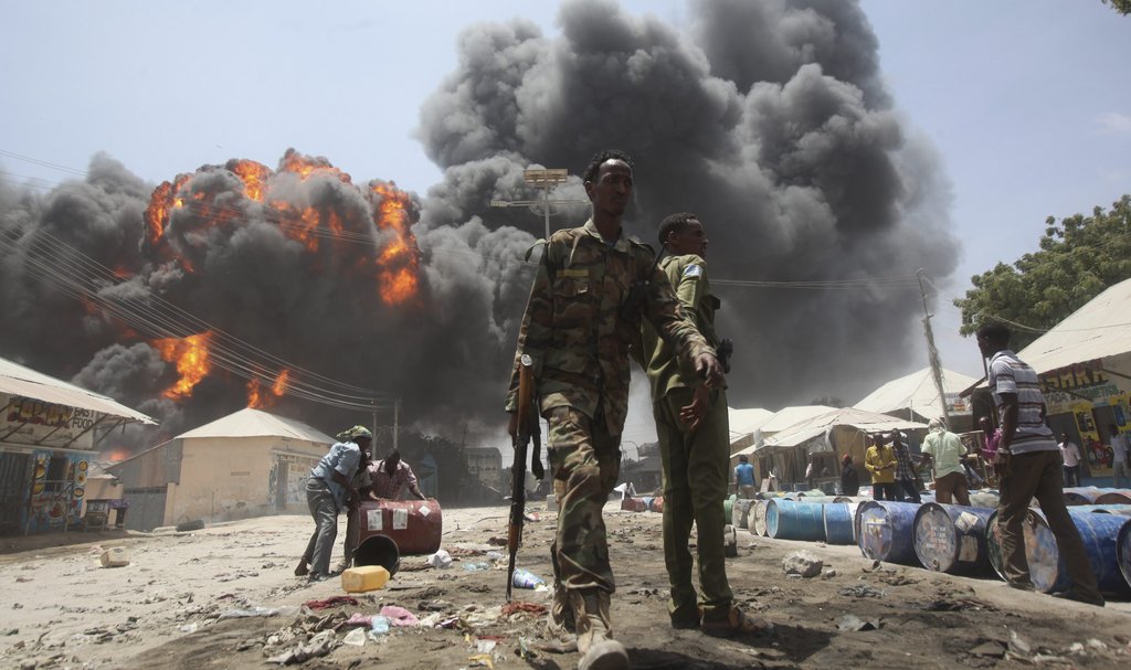 索马里加油站发生巨大爆炸 民众惊慌逃离