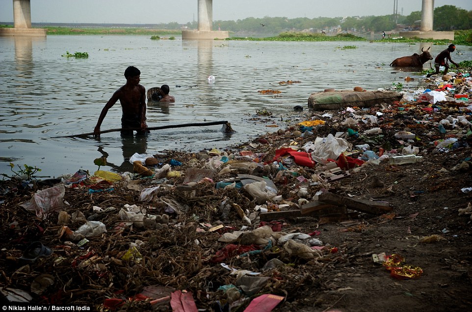 实拍印度污染河流中的洗衣工