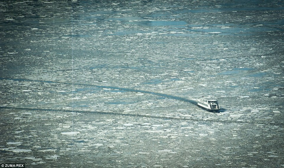 纽约哈德逊河遭遇严重冰冻