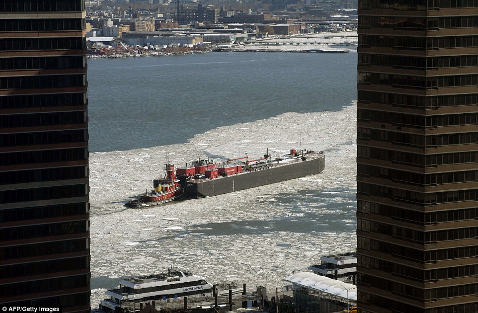 纽约哈德逊河遭遇严重冰冻