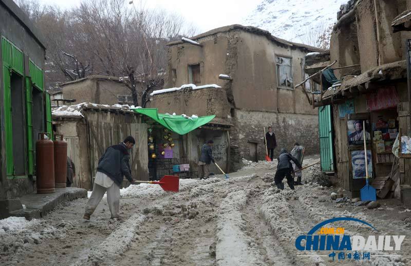阿富汗暴雪引发雪崩 至少124人死亡
