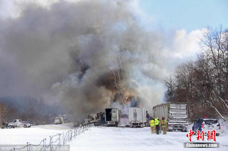 美国密歇根州大雪引发车辆连环相撞事故