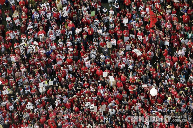 美国洛杉矶上千名教师集会示威要求涨薪