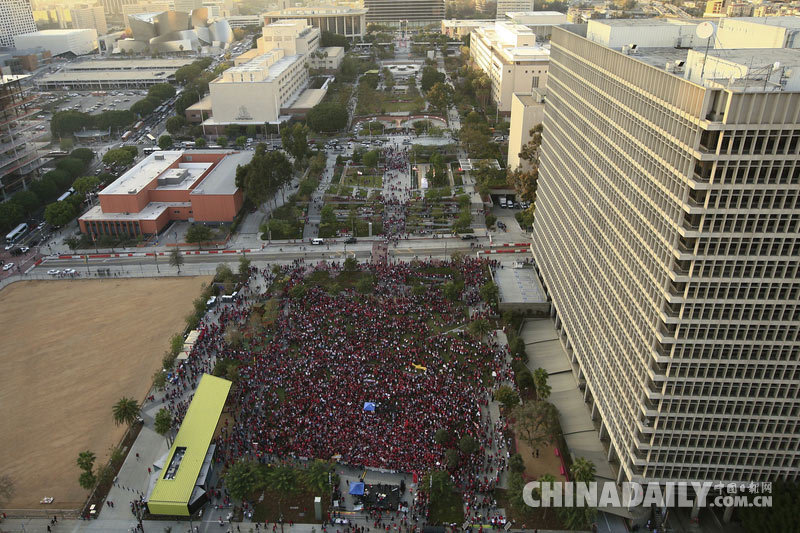 美国洛杉矶上千名教师集会示威要求涨薪
