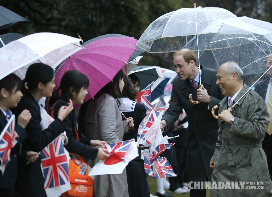 威廉王子访日本 品茶乘船游览美景