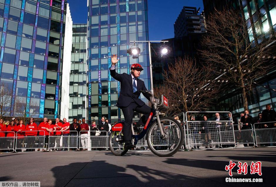 伦敦市长鲍里斯试骑公租自行车 宣传绿色出行