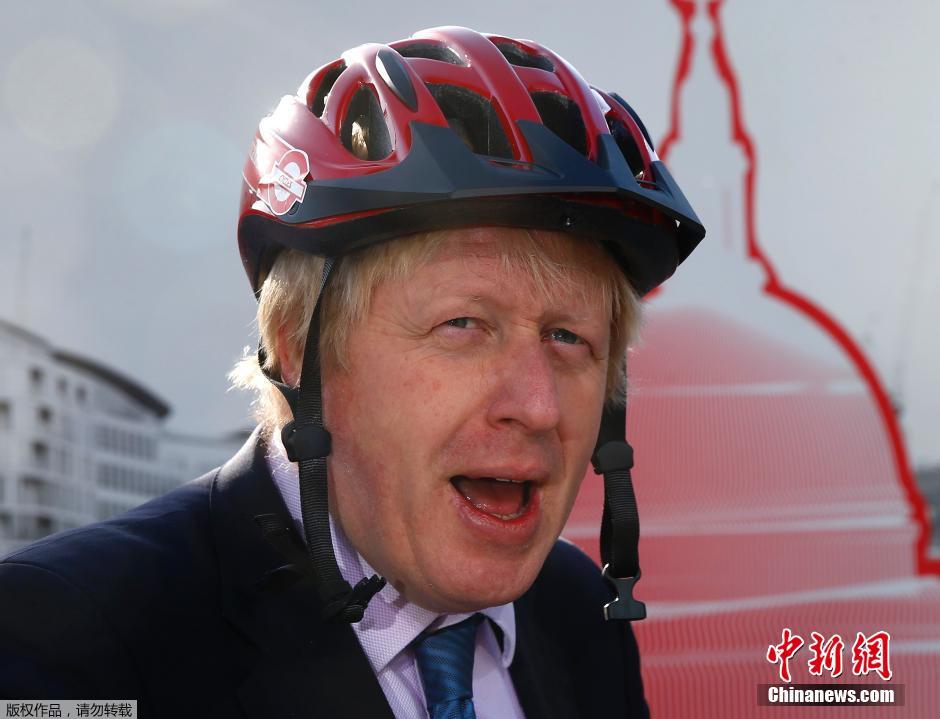 伦敦市长鲍里斯试骑公租自行车 宣传绿色出行