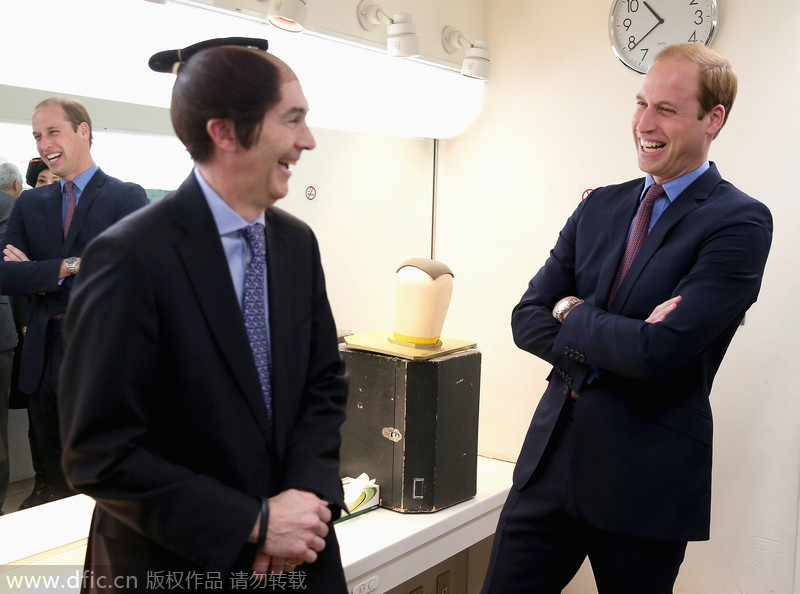 威廉王子看英国驻日大使戴假发笑翻天