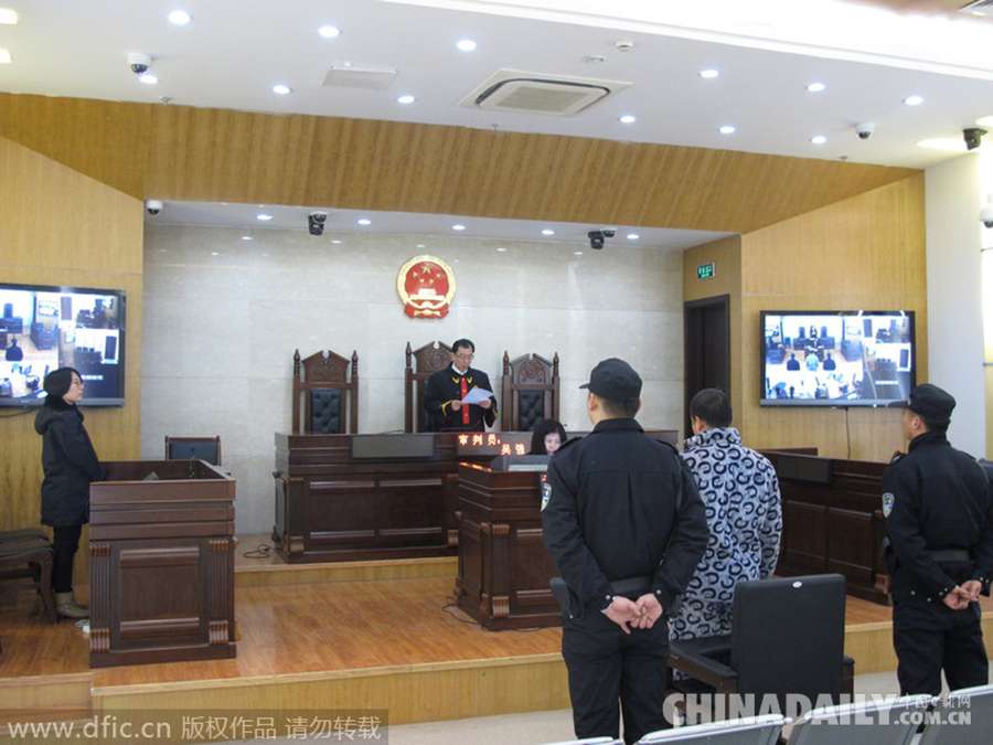 江苏镇江法院盗窃案被告人首次告别马甲 着保暖衣便装受审