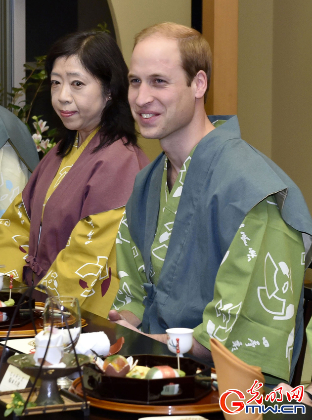 威廉王子与安倍一同访问福岛 穿同款浴衣用餐【组图】