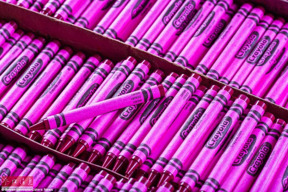 探访色彩斑斓的蜡笔工厂