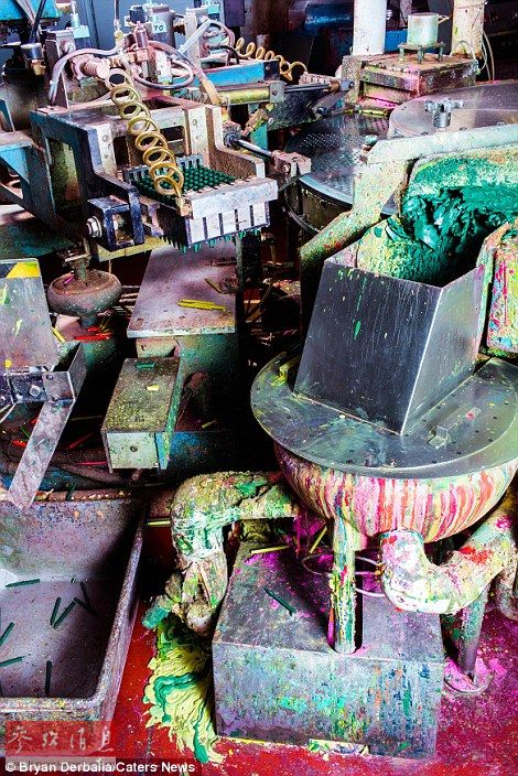 探访色彩斑斓的蜡笔工厂