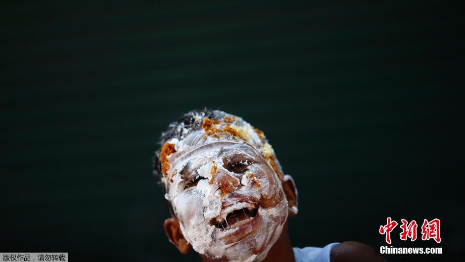 巴西民众庆祝里约市纪念日 制作450米“超长蛋糕”