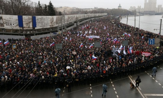 莫斯科数万人游行悼念涅姆佐夫