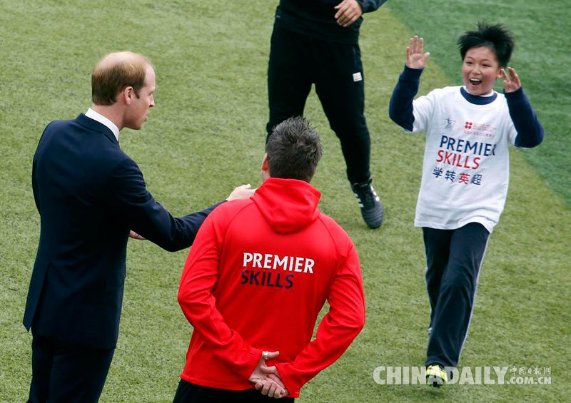 威廉王子访问上海南洋中学 亲自示范踢球与小球员击掌