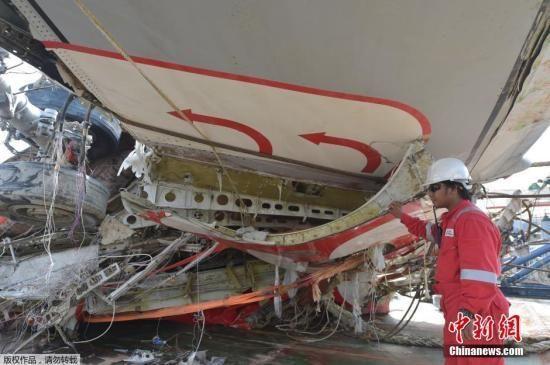 亚航失事客机机体重见天日 共找到103具遗体