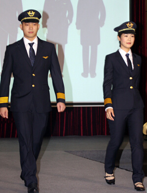 越南航空机组人员改变形象 空姐新式奥黛更现代