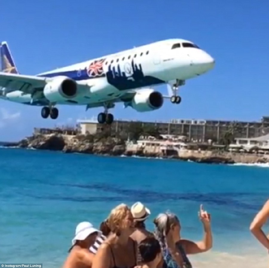 太刺激！飞机着陆圣马丁岛机场前从地面游客头顶飞过