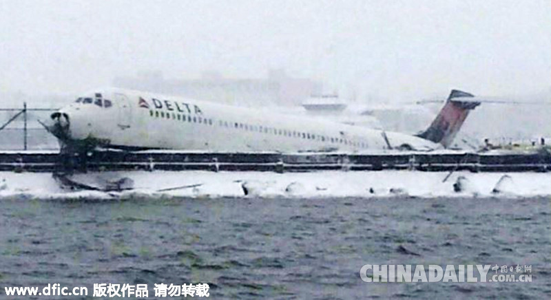 美客机雪中降落纽约机场冲出跑道 致24人受伤