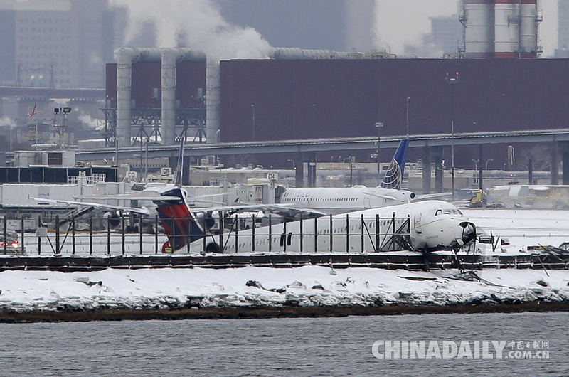 美客机雪中降落纽约机场冲出跑道 致24人受伤
