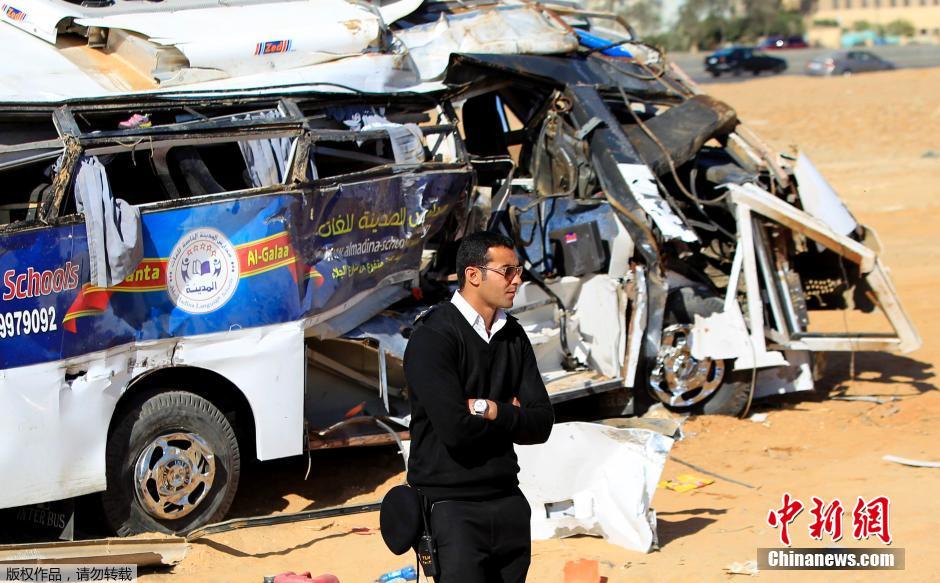 埃及一校车与火车相撞 致7人死亡24人受伤