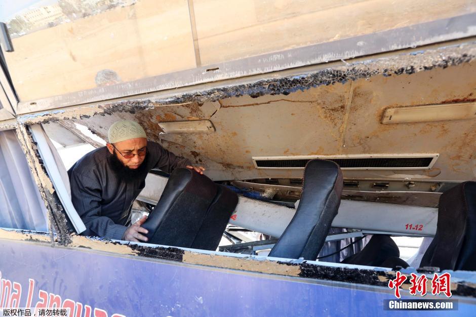 埃及一校车与火车相撞 致7人死亡24人受伤