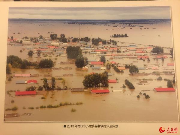 独家：赫哲族全国人大代表向李克强展示洪灾后重建面貌（图）