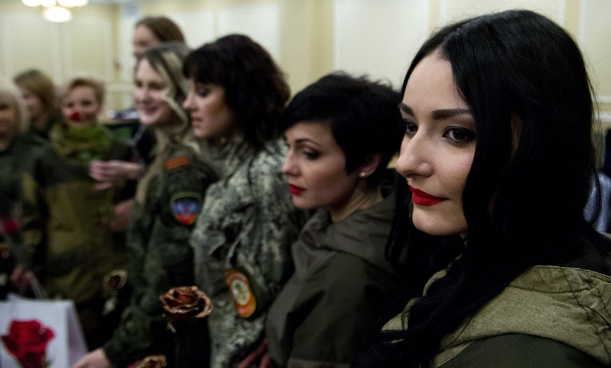 乌克兰战乱区“娘子军”选美秀