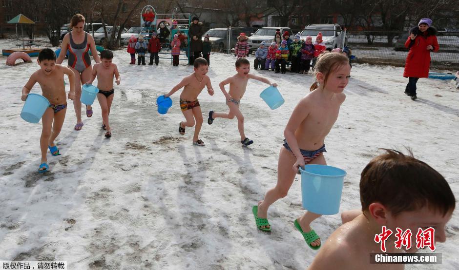俄罗斯儿童不畏严寒雪地半裸泼冰水